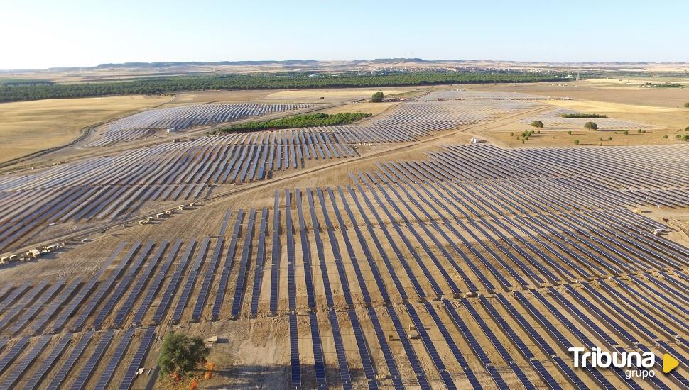 UCCL pide a Conrado Íscar que prohíba instalar macroparques solares en suelo agrario