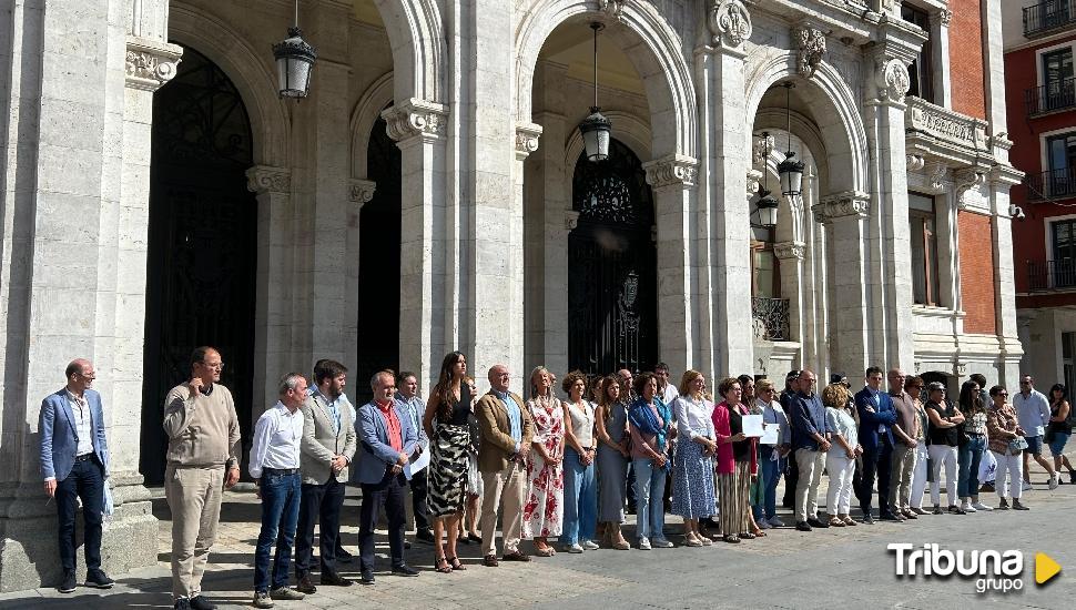 El Ayuntamiento celebra un minuto de silencio por el crimen machista en Béjar