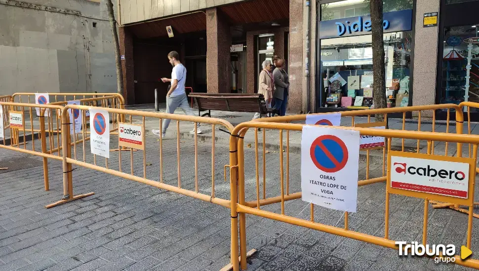 Casetas y señales marcan el inicio de las labores de rehabilitación del Teatro Lope de Vega