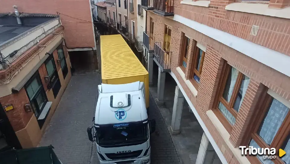 Un camión de gran tonelaje, encajado en plena calle Mayor de Rioseco