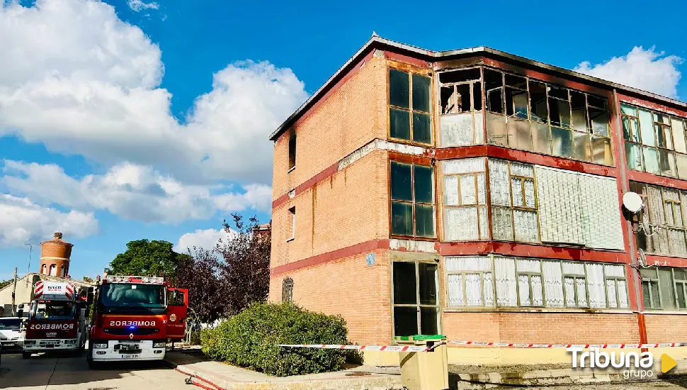 El fuego devora una vivienda en Pedrajas de San Esteban