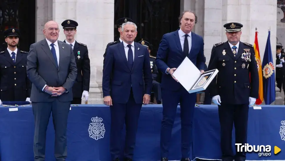 La Policía Nacional entrega un reconocimiento a Tribuna por su colaboración en los actos del bicentenario