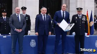 La Policía Nacional entrega un reconocimiento a Tribuna por su colaboración en los actos del bicentenario