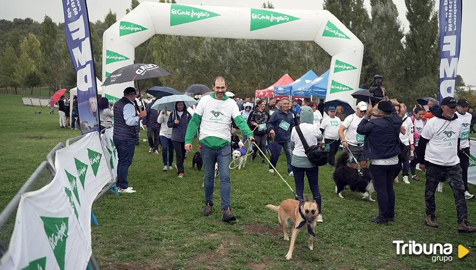 Cientos de familias y sus mascotas participan en un evento solidario por el Día Mundial de los Animales