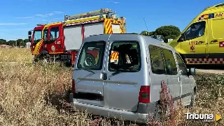 Un accidente de tráfico moviliza a una ambulancia y a los Bomberos cerca de Alcazarén