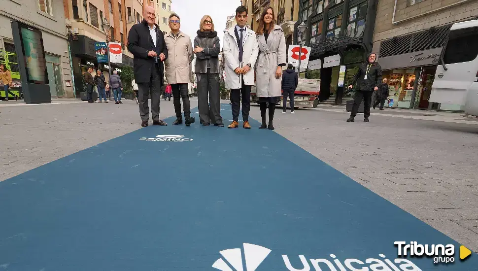 La alfombra con los colores corporativos de Unicaja vuelve a recibir en Valladolid a las estrellas del cine