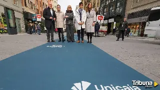 La alfombra con los colores corporativos de Unicaja vuelve a recibir en Valladolid a las estrellas del cine