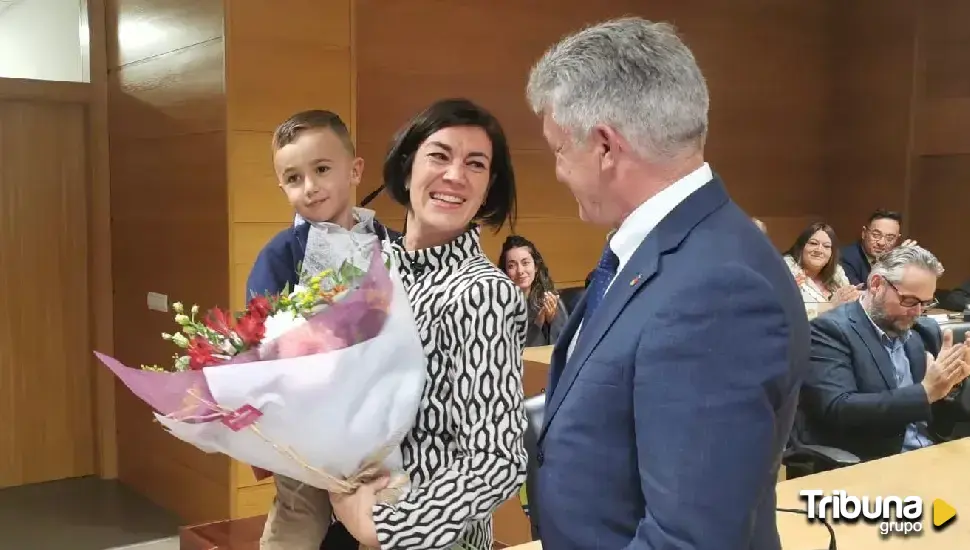 Eva Herrero García recibe la primera medalla de honor de Arroyo de la Encomienda