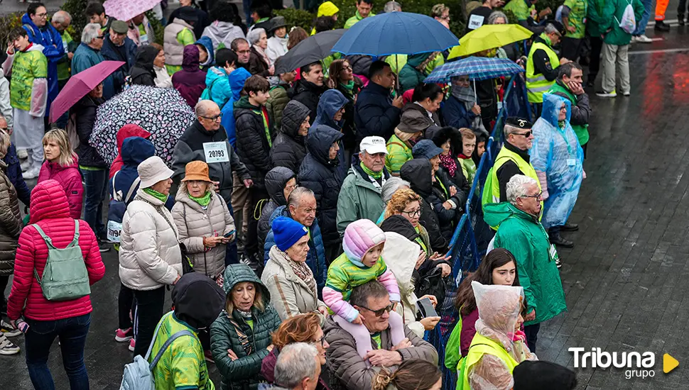 Una marea verde inunda Valladolid y rema contra el cáncer bajo sus paraguas 