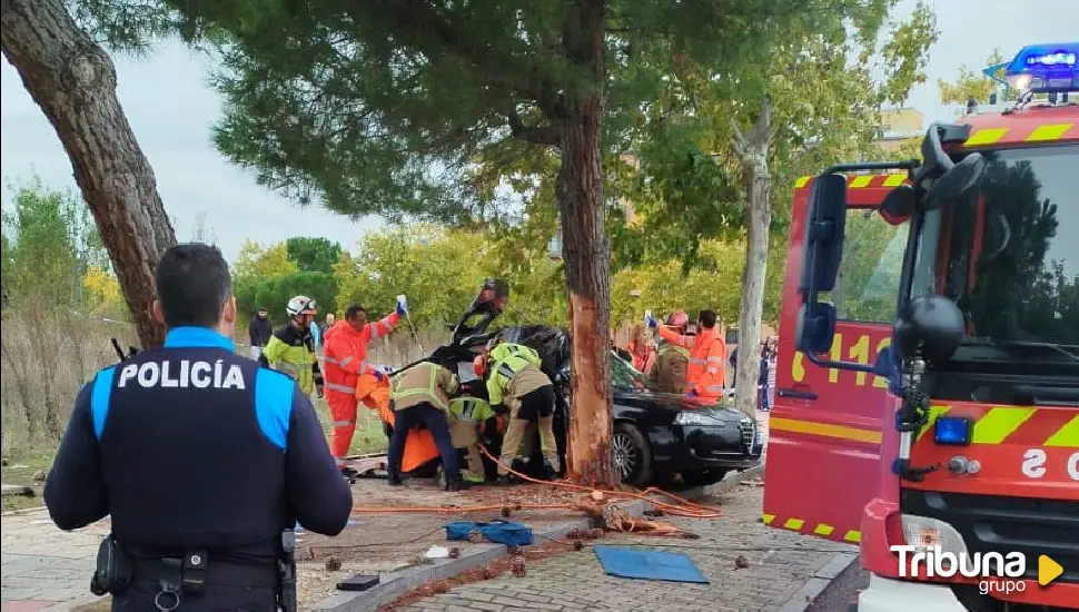 Tres heridos al chocar su coche contra un árbol en Valladolid 