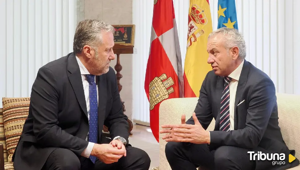 Primer encuentro institucional entre el presidente de las Cortes y el delegado del Gobierno 