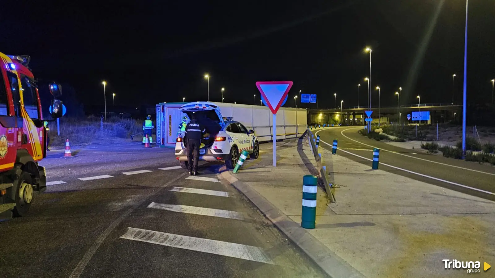 Dos heridos después de volcar un camión cargado de cerdos en Valladolid