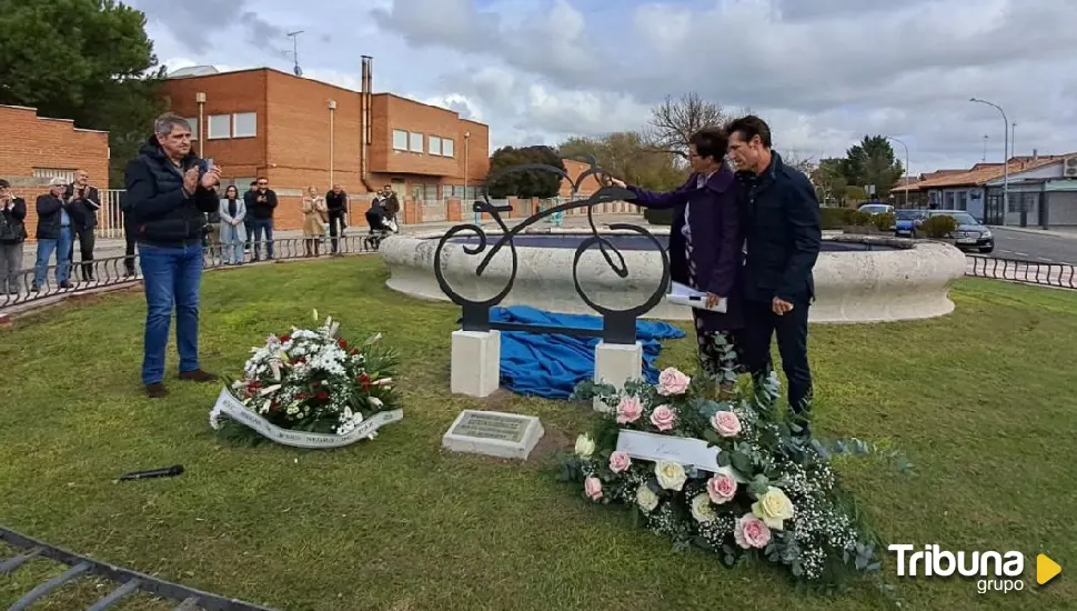 Íscar inaugura una escultura de acero en homenaje a Estela Domínguez