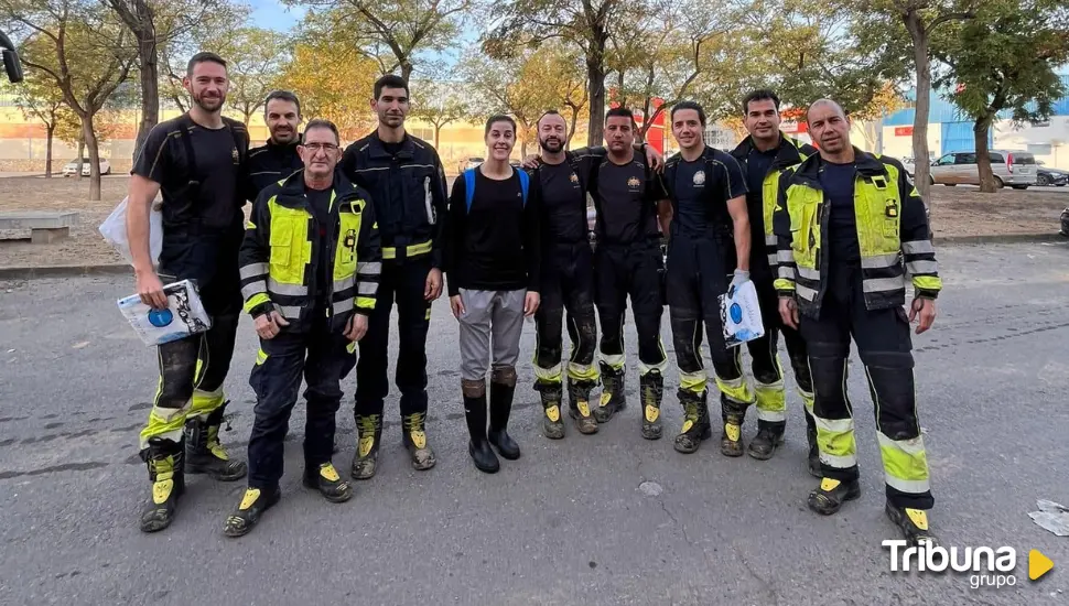 Carolina Marín, con los bomberos de la Diputación de Valladolid en Paiporta