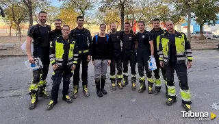 Carolina Marín, con los bomberos de la Diputación de Valladolid en Paiporta