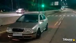 Un joven pierde el control de su coche y choca con un semáforo en plena VA-20