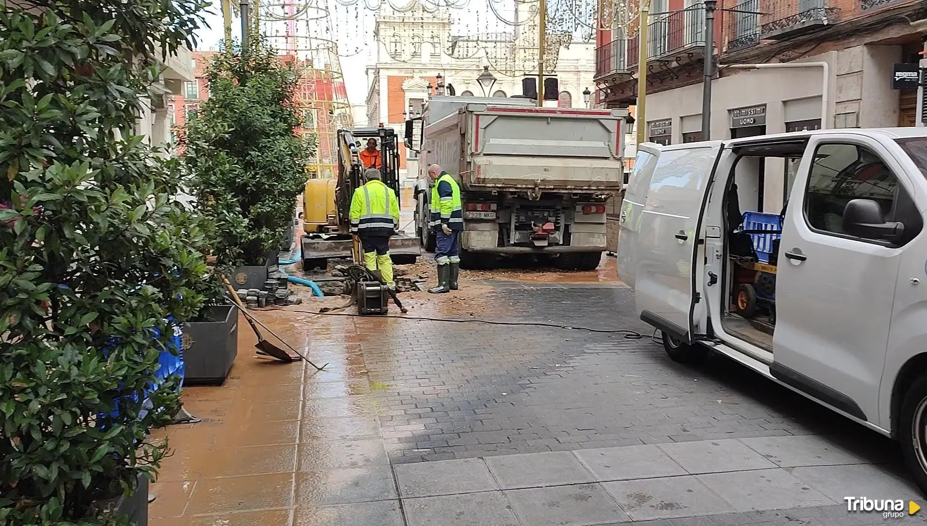 Una fuga llena de agua y deja sin luz a la calle Santiago