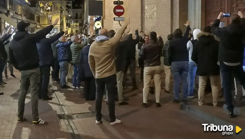 Decenas de personas corean el 'Cara al Sol' en Valladolid después de una misa por Franco 