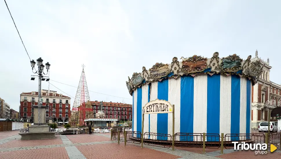 El tiovivo tradicional ya luce en la Plaza Mayor