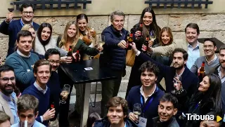 El distendido encuentro de Feijóo y Mañueco entre cervezas con jóvenes alcaldes y concejales de Valladolid