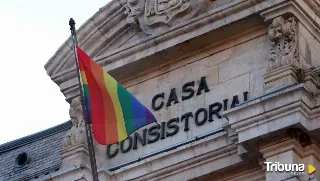 El Supremo avala que se cuelgue la bandera LGTBI en edificios públicos en el Orgullo