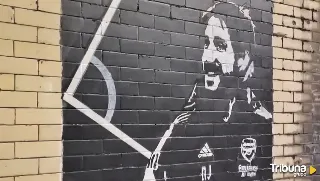 La afición del Arsenal dedica un mural a su preparador de faltas