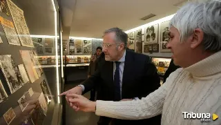 Carlos Pollán, visita el Archivo Gráfico de la Era Pop en la Fundación Club 45 de Santa Colomba de Somoza