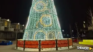 El árbol de San Isidro vuelve a brillar