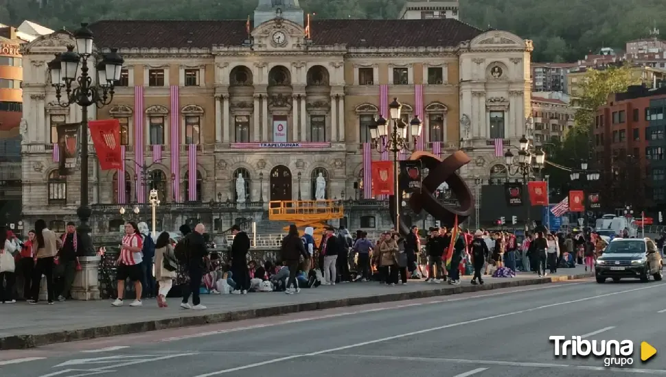 Cientos de personas esperan ya para no perderse a la Gabarra 