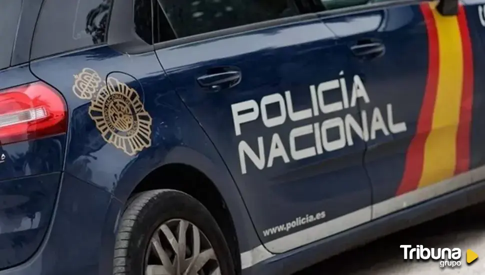 Agentes de la Policía Nacional salvan la vida a un varón en plena calle