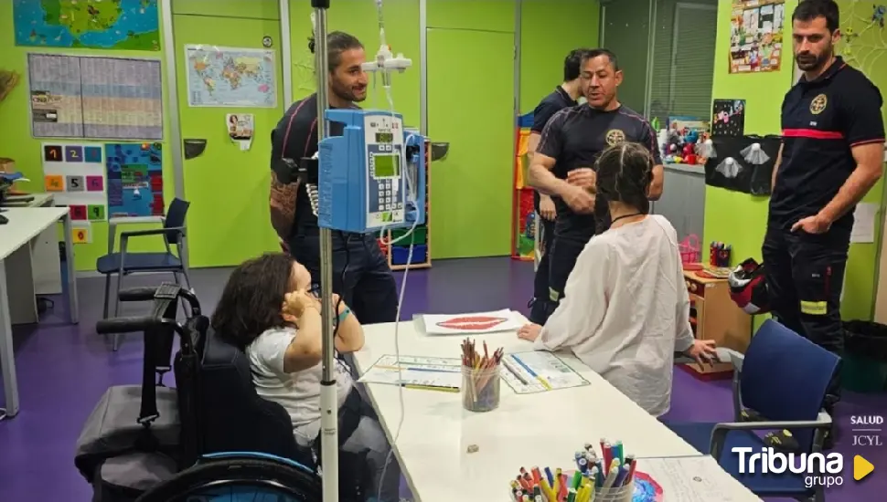 Policías y Bomberos de Valladolid visitan el Río Hortega en el Día de los niños hospitalizados