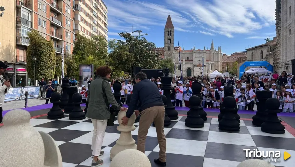 200 escolares disfrutan en la plaza de Portugalete de un ajedrez gigante