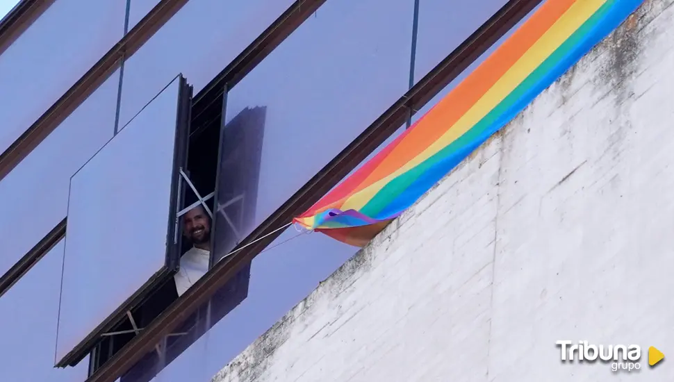 El PSOE volverá a colgar la bandera arcoíris en la fachada de sus despachos en las Cortes