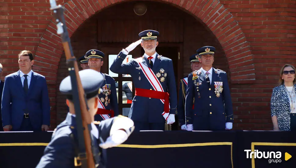 El rey felicita a los nuevos sargentos del Ejército del Aire y del Espacio de León 