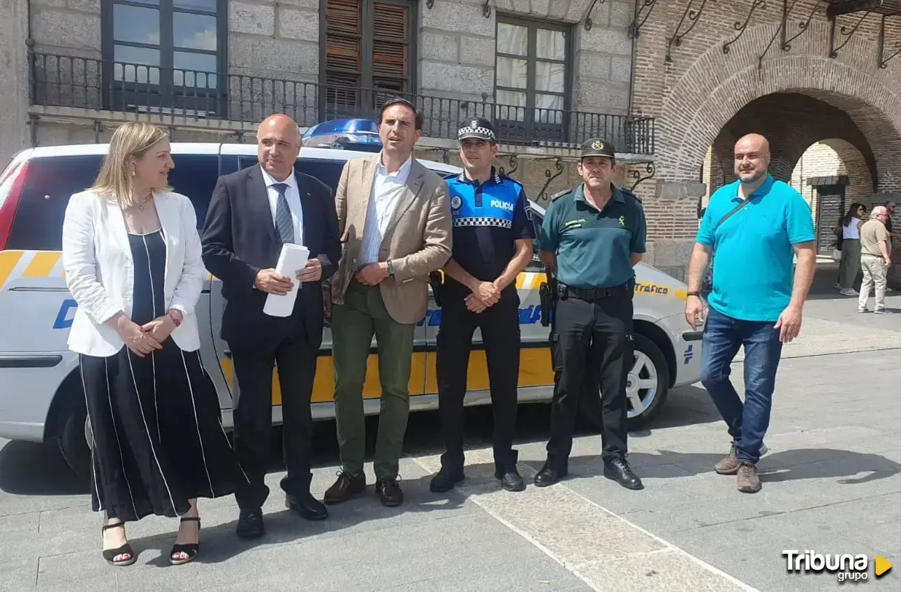 La DGT entrega un vehículo y un etilómetro a la Policía Local de Medina