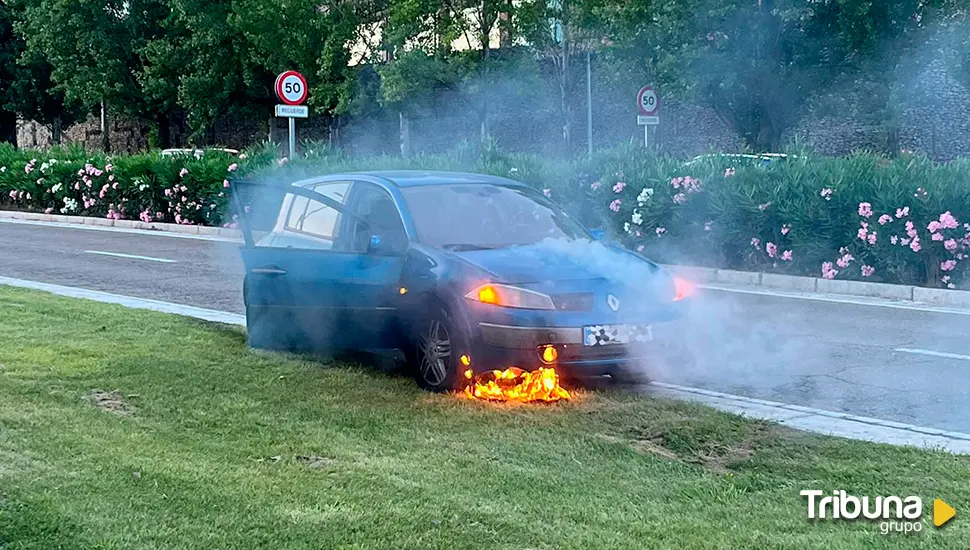 Un incendio calcina un vehículo en el barrio de Parquesol