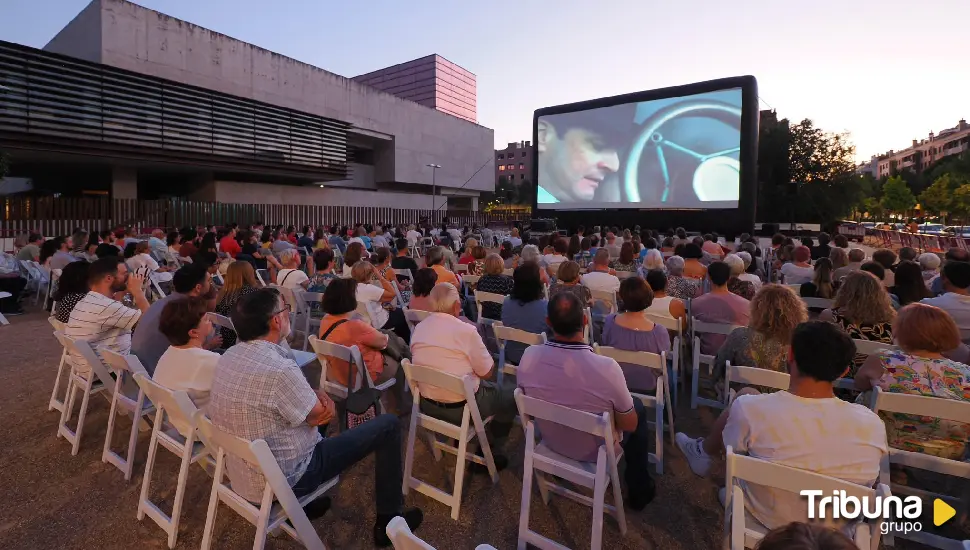 Lleno absoluto en la sesión de cine al aire libre organizada por las Cortes de Castilla y León