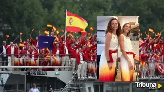 El desfile alternativo de las atletas Lorea Ibarzabal y Lorena Martin en la distancia de la ceremonia inaugural