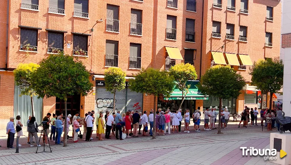 Multitudinarias colas en la Plaza de Toros  para conseguir las entradas de la feria taurina