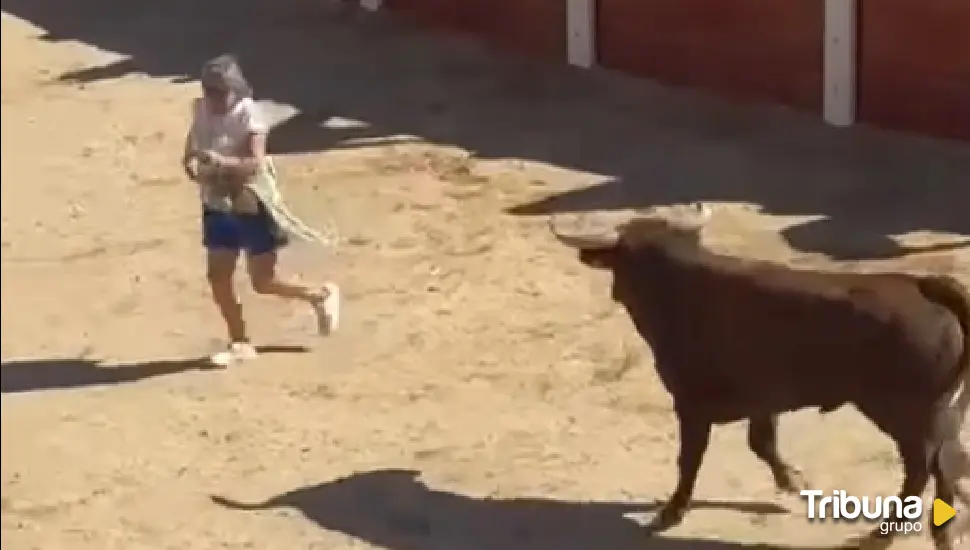 Una mujer se libra de una fuerte cogida en Peñafiel de... ¡milagro!