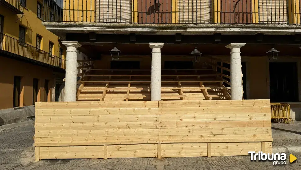 Tordesillas regresa al pasado con  la instalación de dos portadas en la Plaza Mayor