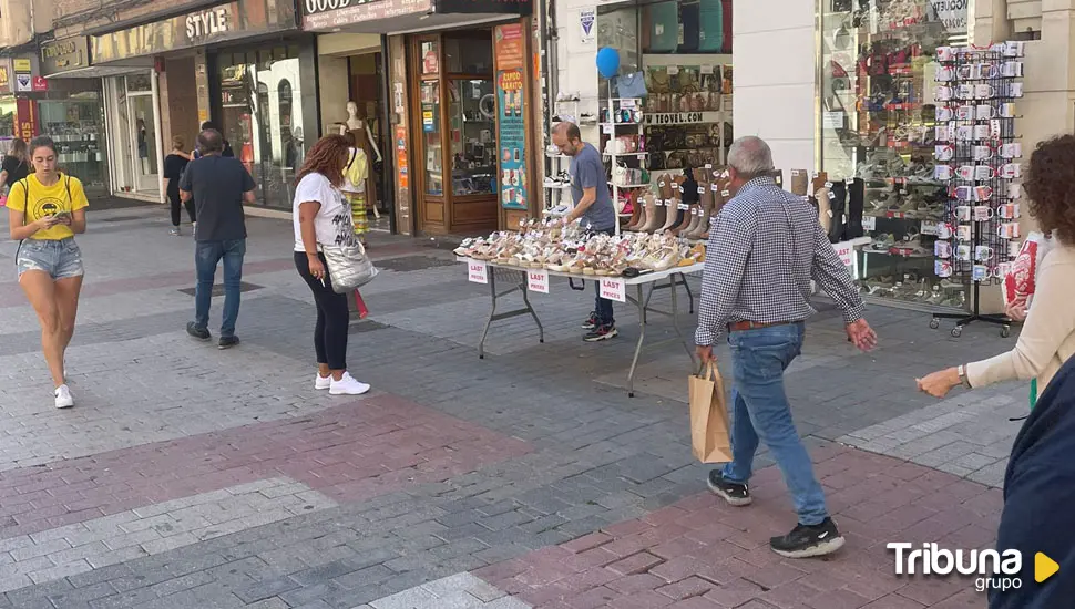 El comercio de las calles Mantería, Regalado y Teresa Gil saca su stock a la calle durante las Fiestas