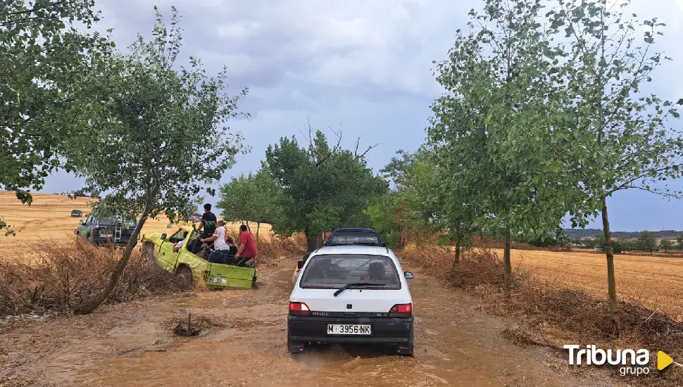 Los Bomberos trabajan en labores de reconocimiento de los daños que provocó la tormenta en Rioseco