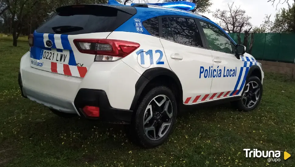 Agentes de la Policía Local de Laguna reaniman a un varón inconsciente con una herida profunda en el brazo