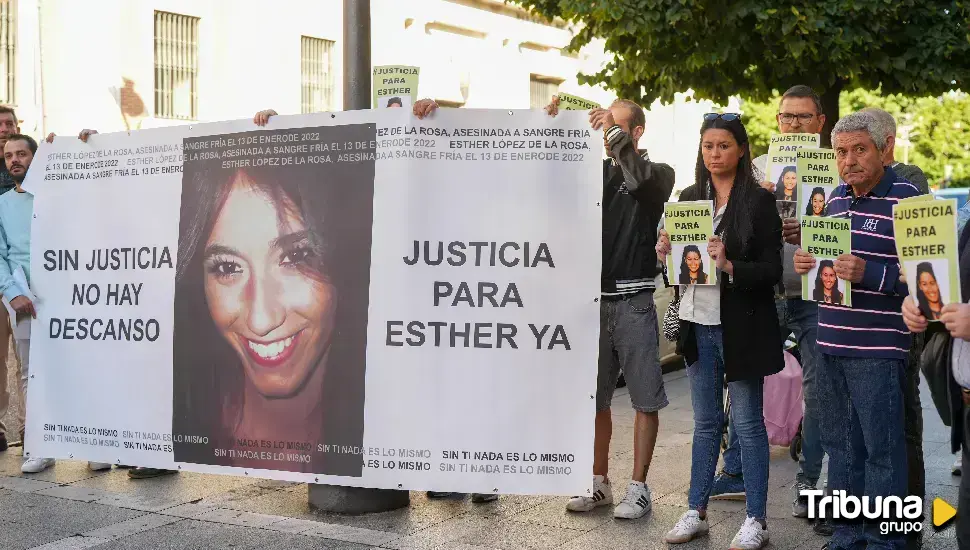 Decenas de personas se concentran a las puertas de los juzgados al grito de "¡Justicia para Esther!"