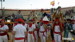 Extraordinaria novillada de Brazuelas con los tres espadas y el mayoral a hombros en Tordesillas