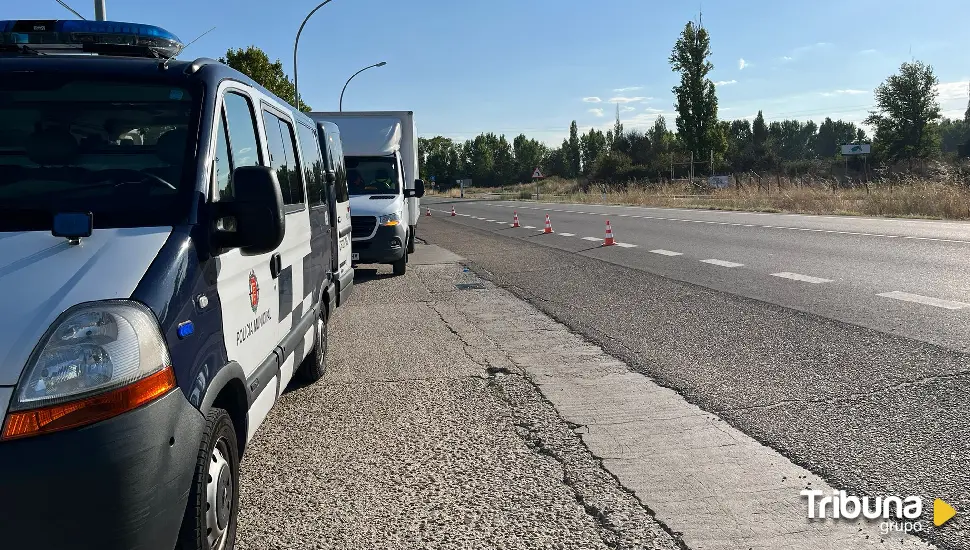 Cazan a un camionero circulando sin puntos, sin la tarjeta de transportes y sin el cinturón de seguridad