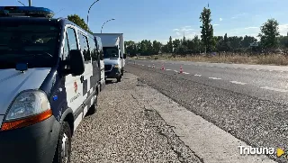 Cazan a un camionero circulando sin puntos, sin la tarjeta de transportes y sin el cinturón de seguridad