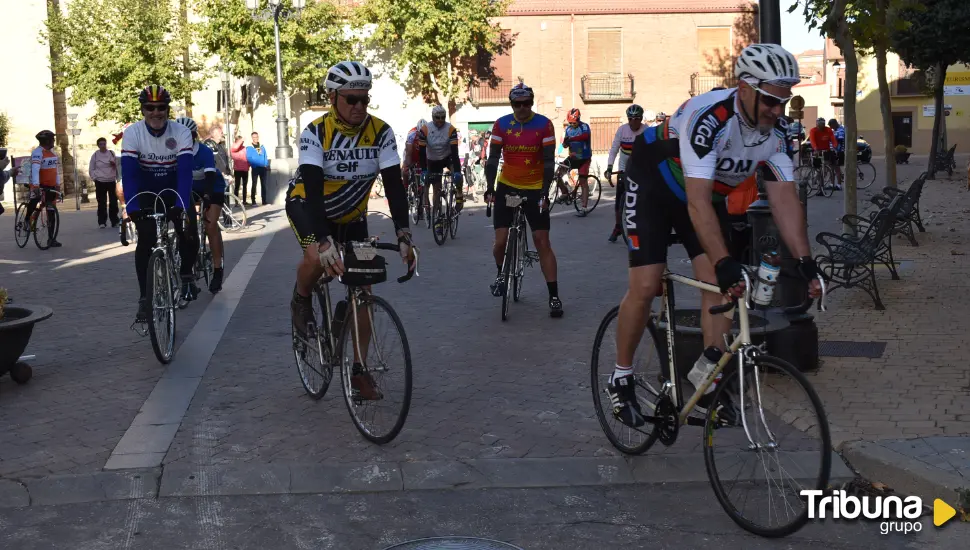 Casi un centenar de apasionados del ciclismo participan en la III Retrociclista 'La Cigales'