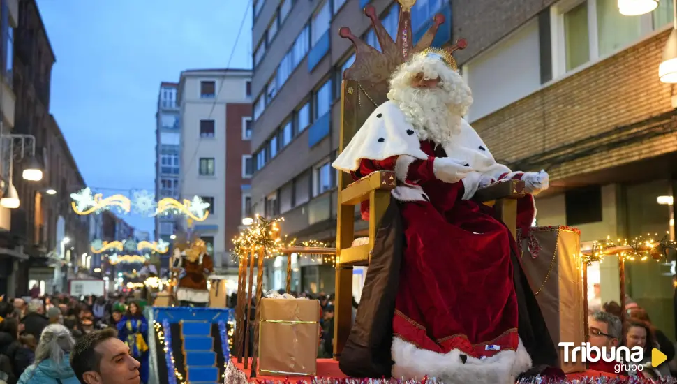 La calle Mantería recibe a sus majestades los Reyes Magos